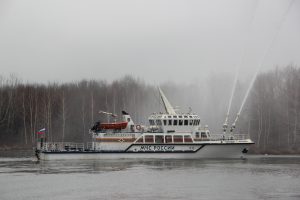 Специалисты отряда продемонстрировали тушение условного пожара на берегу при помощи мощных лафетных стволов с палубы корабля. Фото: Департамент ГОЧС и ПБ Москвы 