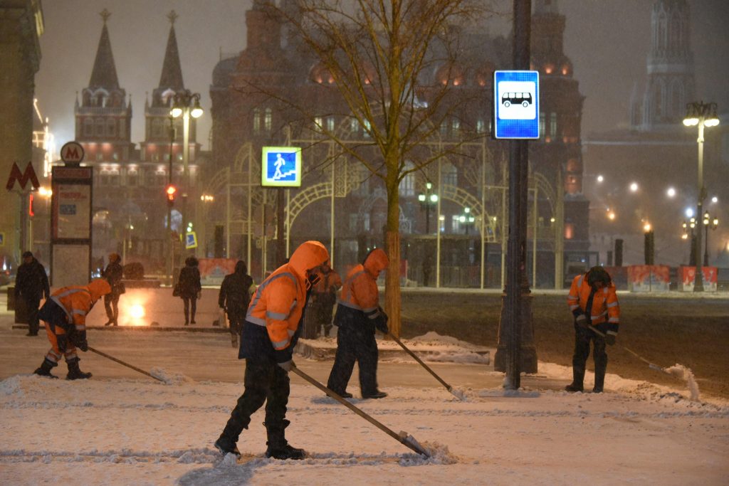 После снегопада на улицы Москвы вышли отряды коммунальщиков