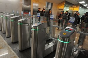 Пилотный проект новых реверсивных турникетов дал первые результаты. Фото: архив, "Вечерняя Москва" Пилотный проект новых реверсивных турникетов дал первые результаты. Фото: архив, "Вечерняя Москва"