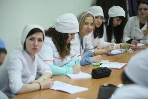 Студенты медицинского колледжа №5 подарили детям подарки. Фото: архив "Вечерняя Москва"