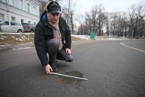 ГБУ "Жилищник" оперативно справляется с ямами и выбоинами. Фото: архив "Вечерняя Москва"