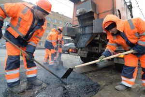 ГБУ "Жилищник" продолжает ремонт выбоин в Донском районе. Фото: архив "Вечерняя Москва"