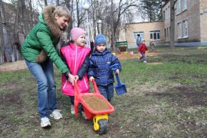 Общегородские субботники стали традиционными для жителей Чертаново Центральное. Фото: архив "Вечерняя Москва"