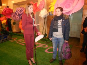 Пассажиркам метро «Комсомольская» вручили тюльпаны к 8 марта
