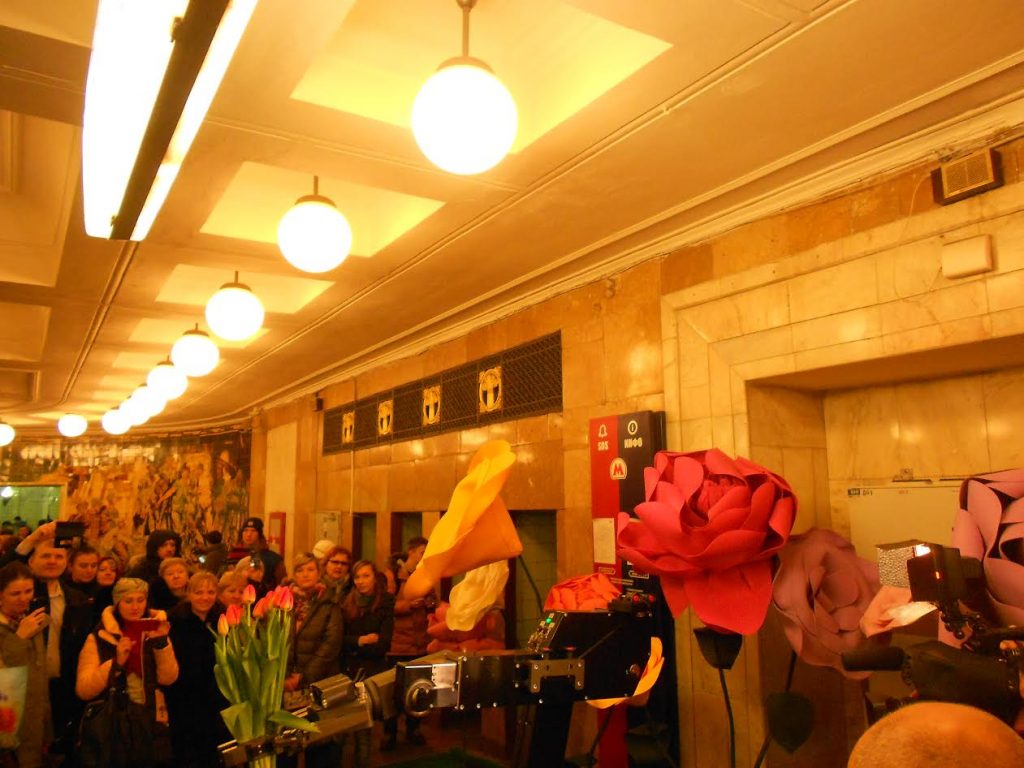 Пассажиркам метро «Комсомольская» вручили тюльпаны к 8 марта