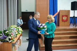 Сотрудницам УВД вручили цветы в честь 8 Марта. Фото: пресс-служба УВД по ЮАО Сотрудницам УВД вручили цветы в честь 8 Марта. Фото: пресс-служба УВД по ЮАО