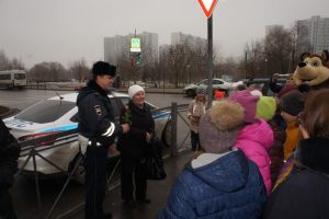 Автоинспекторы подарили участницам дорожного движения цветы. Фото: Пресс-группа УВД по ЮАО Автоинспекторы подарили участницам дорожного движения цветы. Фото: Пресс-группа УВД по ЮАО