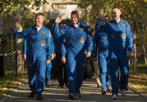23 октября 2012 года. Слева направо: Кевин Форд (НАСА), Олег Новицкий и Евгений Тарелкин (РОСКОСМОС) на космодроме «Байконур» 