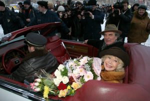 3 декабря 2004 года. Народные артисты России Светлана Немоляева и Александр Лазарев на церемонии закладки своих именных плит на Аллее Славы киностудии «Мосфильм»