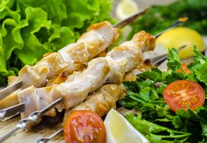 Шашлык из курицы получается потрясающе нежным и ароматным. Фото: Валентин Звегинцев Шашлык из курицы получается потрясающе нежным и ароматным. Фото: Валентин Звегинцев