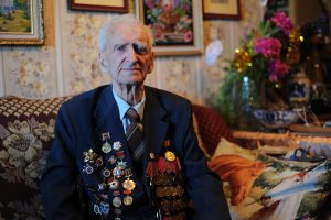 20 апреля 2017 года. Вспоминая войну, Петр Никитович написал книгу «Огненный ветер славы», которая стала своеобразной энциклопедией военных лет. Фото: Пелагия Замятина 20 апреля 2017 года. Вспоминая войну, Петр Никитович написал книгу «Огненный ветер славы», которая стала своеобразной энциклопедией военных лет. Фото: Пелагия Замятина