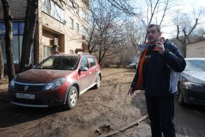 17 марта 2017 года. Глеб Тяпкин возмущен - газон у дома превратился в месиво из грязи. Фото: Пелагия Замятина