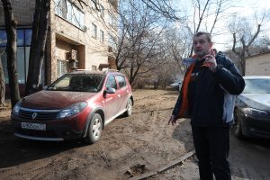 17 марта 2017 года. Глеб Тяпкин возмущен - газон у дома превратился в месиво из грязи. Фото: Пелагия Замятина 17 марта 2017 года. Глеб Тяпкин возмущен - газон у дома превратился в месиво из грязи. Фото: Пелагия Замятина