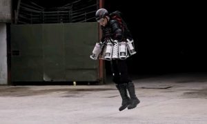 На создание костюма Браунинга вдохновил отец. Фото: Скриншот YouTube На создание костюма Браунинга вдохновил отец. Фото: Скриншот YouTube