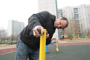 31 марта 2017 года. Муниципальный депутат Дмитрий Волков проверяет качество оборудования на спортивной площадке. Фото: Пелагия Замятина 31 марта 2017 года. Муниципальный депутат Дмитрий Волков проверяет качество оборудования на спортивной площадке. Фото: Пелагия Замятина