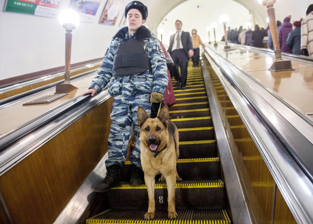 Бесхозный рюкзак на станции метро «Автозаводская» проверяют правоохранители