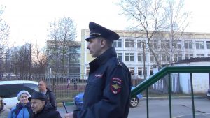 Капитан полиции Сергей Бакун зачитал доклад о проделанной работе перед жителями. Фото: пресс-служба УВД по ЮАО