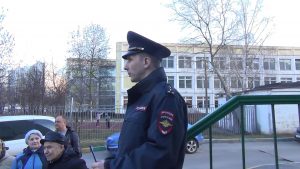 Капитан полиции Сергей Бакун зачитал доклад о проделанной работе перед жителями. Фото: пресс-служба УВД по ЮАО Капитан полиции Сергей Бакун зачитал доклад о проделанной работе перед жителями. Фото: пресс-служба УВД по ЮАО