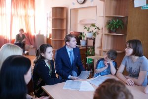 Воспитанники центра практикуются в написании законов в рамках конкурса: «Я пишу Закон». Фото предоставлено пресс-службой УВД по ЮАО Воспитанники центра практикуются в написании законов в рамках конкурса: «Я пишу Закон». Фото предоставлено пресс-службой УВД по ЮАО