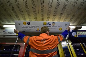 Наклейки на электронных табло обновят в вагонах Московского метро
