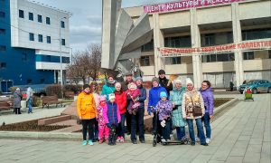 Активисты моют памятник перед значимыми праздниками. Фото предоставил ЦДС «Южный»