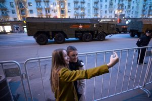 Движение в центре Москвы ограничат 25 апреля из-за репетиции парада Победы. Фото: Александр Казаков