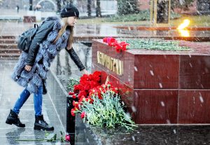 Возложение цветов к мемориалу на Аллее Городов-героев в Москве в память о погибших в результате взрыва в метрополитене Санкт-Петербурга. Фото: архив, "Вечерняя Москва"