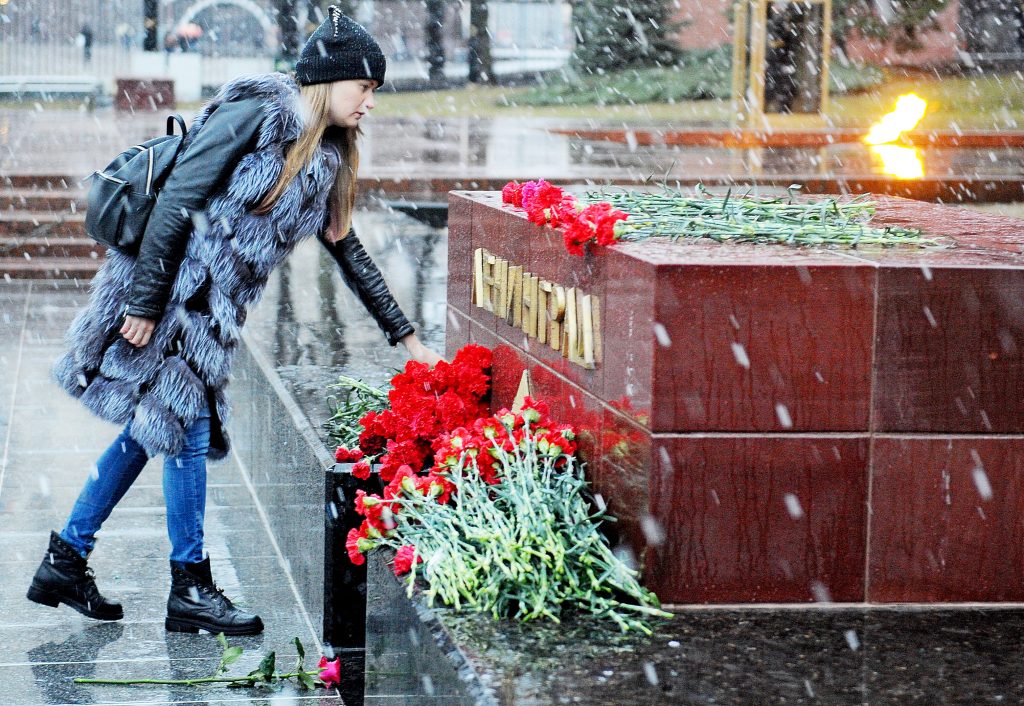 Москвичи несут цветы к представительству Правительства Санкт-Петербурга в Москве в память о жертвах теракта