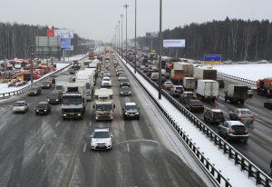 Москвичам порекомендовали отказаться от езды на летней резине