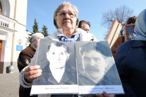 11 апреля. Луиза Хакимова держит в руках портреты родителей, Марьям и Сайфутдина Нигматуллиных