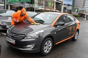 Пока городские операторы отдают предпочтение иномаркам. Фото: Владимир Новиков