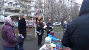 14 апреля прошла встреча участкового и жителей района. Фото: пресс-служба УВД по ЮАО 14 апреля прошла встреча участкового и жителей района. Фото: пресс-служба УВД по ЮАО
