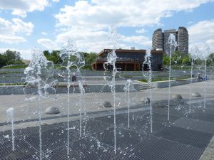 Гости парка любят летом бегать наперегонки со струями воды. Фото: пресс-служба парка «Кузьминки» Гости парка любят летом бегать наперегонки со струями воды. Фото: пресс-служба парка «Кузьминки»