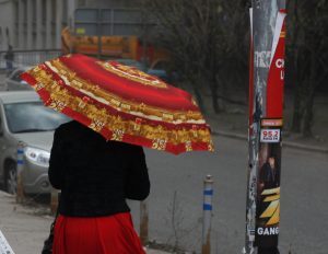 Следует сторониться дорожных знаков. Фото: Павел Головкин