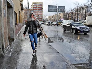Пешеходам рекомендуется держаться в стороне от рекламных конструкций и дорожных знаков. Фото: Светлана Колоскова Пешеходам рекомендуется держаться в стороне от рекламных конструкций и дорожных знаков. Фото: Светлана Колоскова