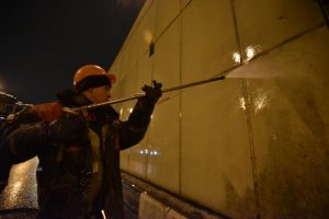 Сотрудники транспортного комплекса тщательно вымоют фасады станций, проведут уборку на территориях. Фото: архив «Вечерняя Москва» Сотрудники транспортного комплекса тщательно вымоют фасады станций, проведут уборку на территориях. Фото: архив «Вечерняя Москва»