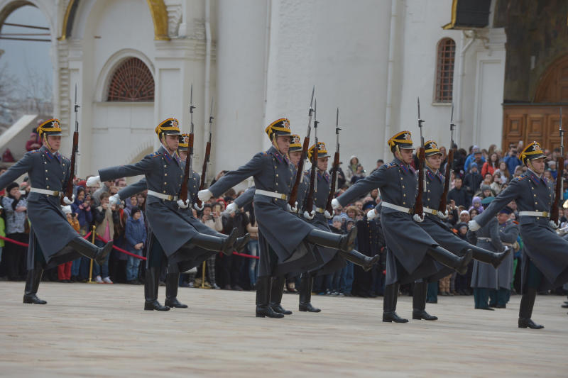 Церемония развода пеших и конных караулов Президентского полка пройдет в Москве