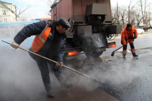 В районе отремонтируют дорожное покрытие на проезжей части. Фото: Алексей Иванов, «Вечерняя Москва»