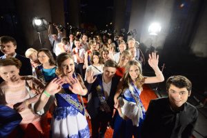 «Машина времени» и смена эпох ожидают участников школьного выпускного в Парке Горького. Фото: архив «Вечерняя Москва» «Машина времени» и смена эпох ожидают участников школьного выпускного в Парке Горького. Фото: архив "Вечерняя Москва"
