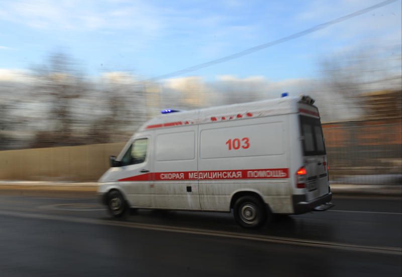 Медики осматривают пострадавших в ДТП на юге Москвы