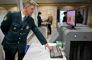 Таможенники изолировали опасный предмет и поместили его в защитный контейнер. Фото: Антон Гердо Таможенники изолировали опасный предмет и поместили его в защитный контейнер. Фото: Антон Гердо