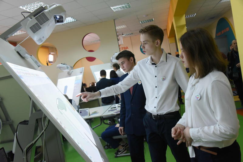 Все школы города за три года планируют подключить к проекту «Московская электронная школа»
