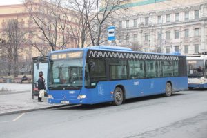 В округе ввели дополнительную остановку наземного транспорта. Фото: Павел Волков, «Вечерняя Москва»