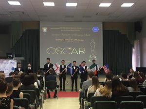 В начале церемонии открытия в зал торжественно внесли флаги разных стран. Фото предоставила Ирина Котова В начале церемонии открытия в зал торжественно внесли флаги разных стран. Фото: Участники-победители получили статуэтку «Оскар». Фото предоставила Ирина Котова