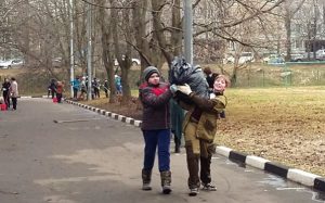 Школьники на субботнике. Фото предоставлено пресс-центром школы №880 Школьники на субботнике. Фото предоставлено пресс-центром школы №880