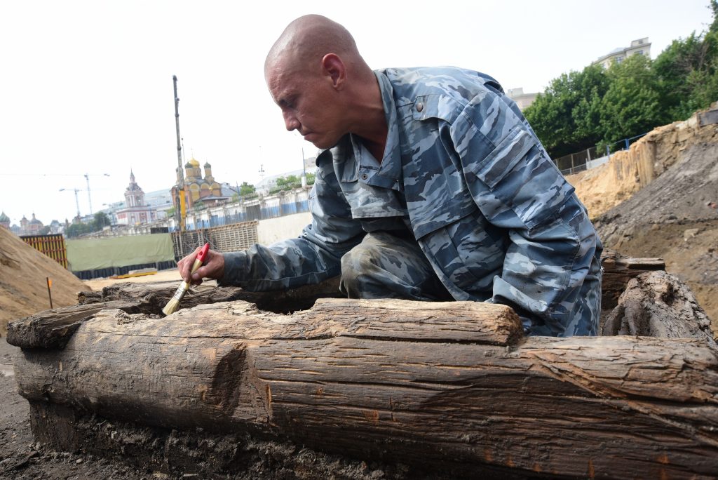 Археологи раскопали 300-летнюю мостовую в центре Москвы