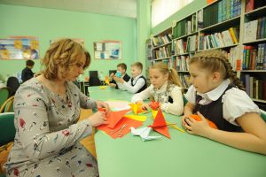 19 мая 2017 года. Заведующая Детской библиотекой № 158 Екатерина Гунина показывает, как сделать журавля из бумаги. Фото: Пелагия Замятина