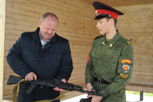 22 мая 2017 года. Директор ДСЦ "Дружба" Сергей Рытов (слева) с участником команды "Кадеты" Леонидом Рубисом. Фото: Пелагия Замятина 22 мая 2017 года. Директор ДСЦ "Дружба" Сергей Рытов (слева) с участником команды "Кадеты" Леонидом Рубисом. Фото: Пелагия Замятина