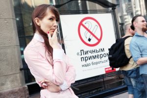 В порядке эксперимента здесь выставили плакаты с призывом воздержаться от пагубной привычки. Фото: Анна Иванцова