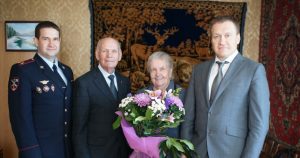Роман Плугин поздравил труженицу тыла Лидию Андрианову с праздником Победы. Фото предоставлено пресс-службой УВД по ЮАО